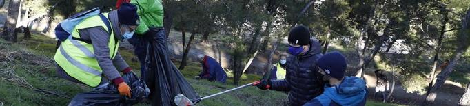 Cinquanta voluntaris recullen 200 quilos de brossa al Turó de Gardeny