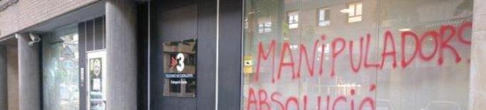 Trenquen vidres i fan pintades a la façana de la delegació de TV3 a Lleida