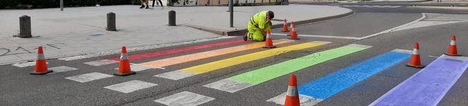 Lleida llueix els colors de la bandera LGTBI al mobiliari urbà i passos de vianants