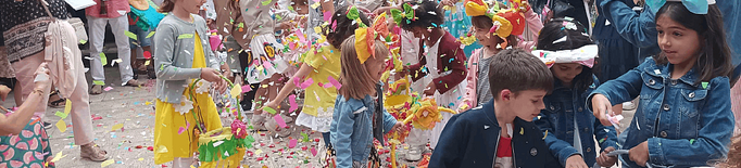 Guissona reviu la tradicional festa de l'Enramada amb un centenar d'infants al carrer
