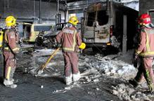 Un incendi calcina un taller de cotxes al polígon El Segre