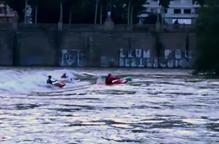 Piragüisme en plena crescuda del Segre a Lleida