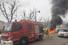 Un incendi de contenidors danya tres cotxes a Doctor Combelles