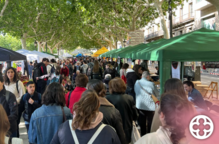 Lleida respira l'aire de Sant Jordi tot i la rutina