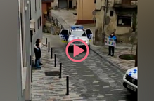 ⏯️ #VÍDEO | Policia de la Seu d'Urgell felicita l'aniversari a dos infants des del cotxe patrulla