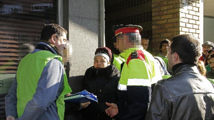 La PAH frena el desnonament d’una dona i la seua filla de deu anys per segon cop