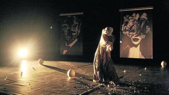 La dansa 'butoh' de Nobuyoshi Asai sorprèn a l'Orfeó Lleidatà