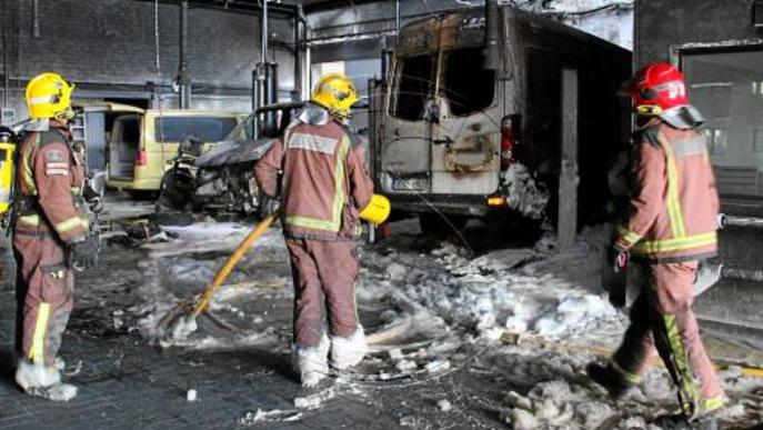 Un incendi calcina un taller de cotxes al polígon El Segre