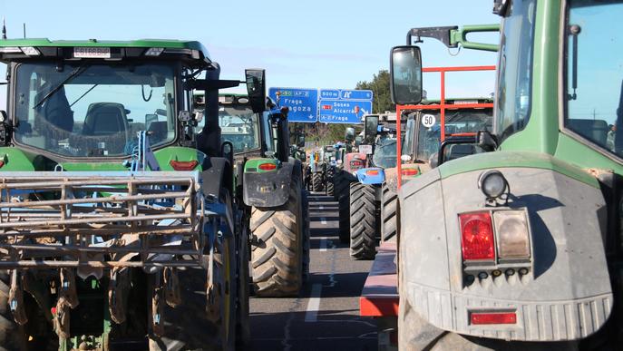 ⏯️ Uns 300 pagesos tallen l'A-2 i l'AP-2 a l'altura de Soses per reclamar solucions a les demandes agràries