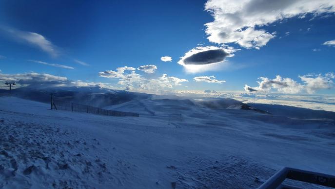 La primera nevada de la temporada deixa una estampa hivernal al Pirineu