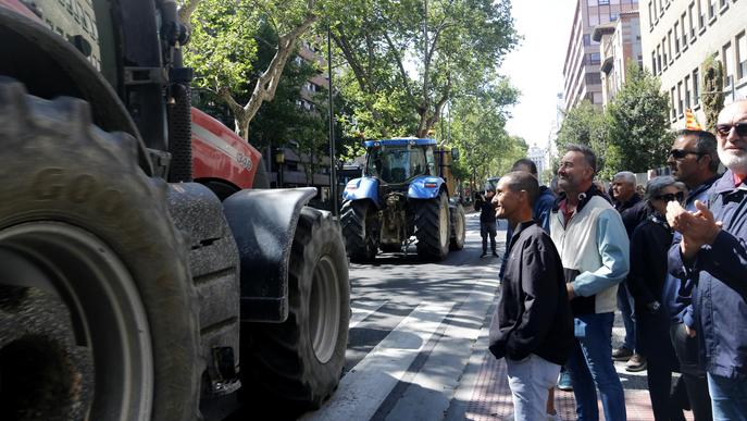 Concentració de desenes de tractors de Ponent i les Terres de l'Ebre davant la CHE