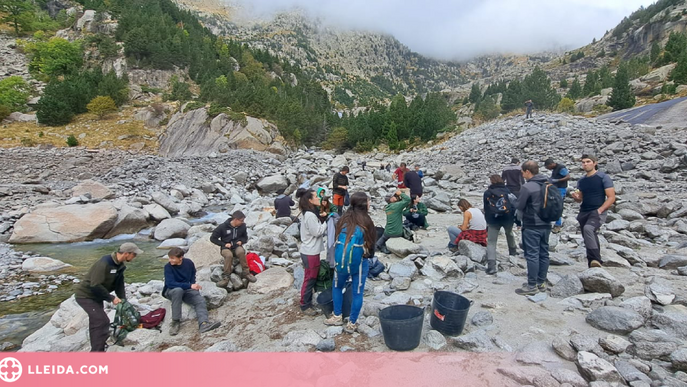 ⏯️ Una trentena de voluntaris retiren els esquers de pesca perduts durant més de seixanta anys a la presa de Cavallers