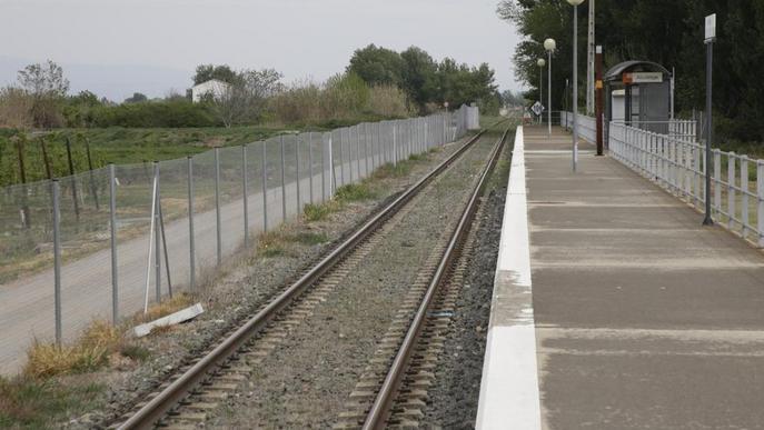 Veïns i Ipcena, contra una tanca a la línia de la Pobla