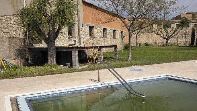 El local social de Tarroja, al costat de la piscina