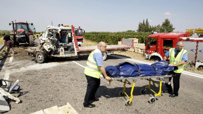 Mor el xòfer d’una camioneta al xocar contra un tractor a Alcarràs