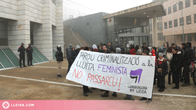 ⏯️ Una vintena de persones es concentren a Lleida en suport a l'activista acusada d'un delicte d'odi en el marc del 8M