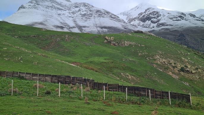 La primera nevada de la temporada deixa una estampa hivernal al Pirineu