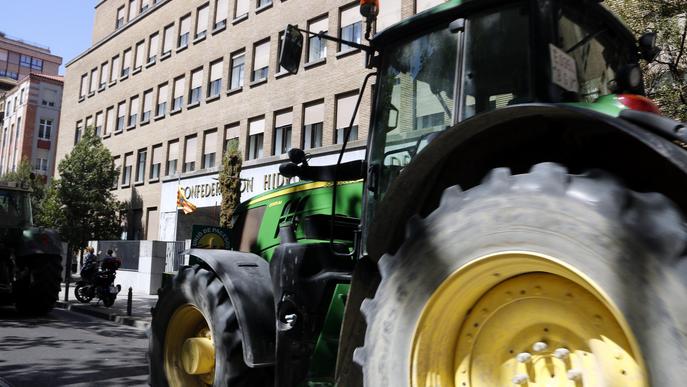 Concentració de desenes de tractors de Ponent i les Terres de l'Ebre davant la CHE