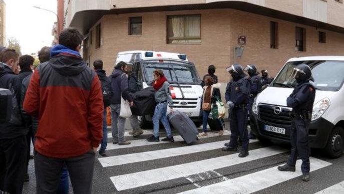 Els Mossos desallotgen dotze famílies que ocupaven un edifici al barri de Balàfia de Lleida des de feia vuit mesos