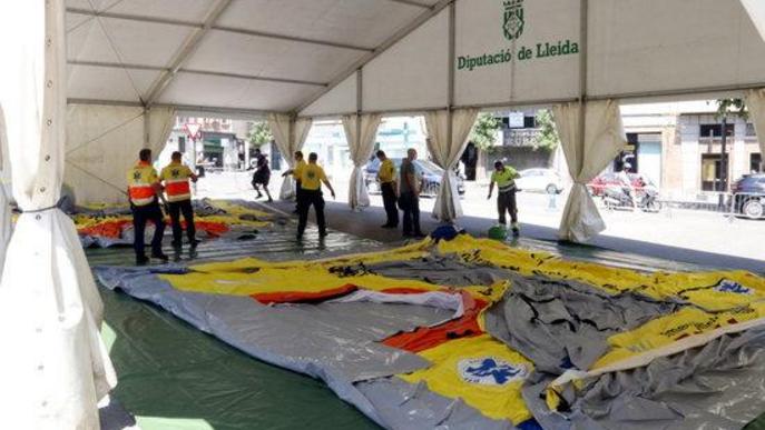 Moment del muntatge de les dues àrees sanitàries mòbils dins la carpa instal·lada al costat del CUAP Prat de la Riba de Lleida