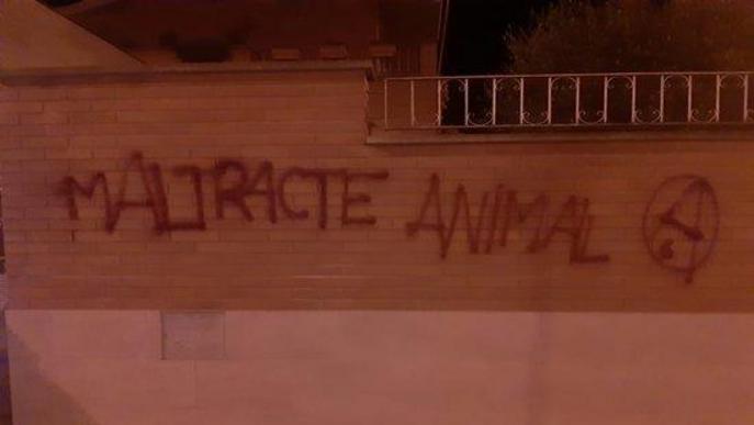 ⏯️ Denuncien pintades "amenaçadores" contra un ramader de Juneda per "maltractament animal"