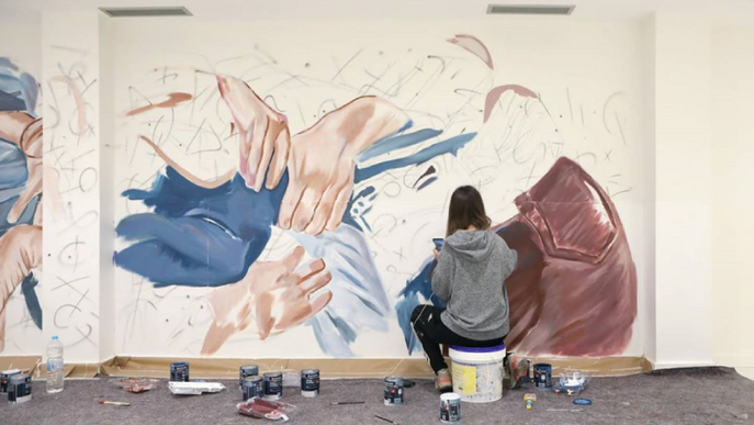 Lily Brik ret "un homenatge a la bondat” amb el seu nou mural a Lleida