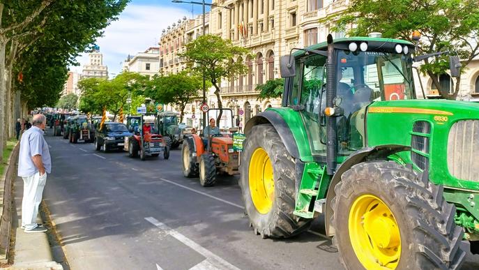 ⏯️ Un centenar de tractors es concentren a Lleida per exigir solucions davant la sequera