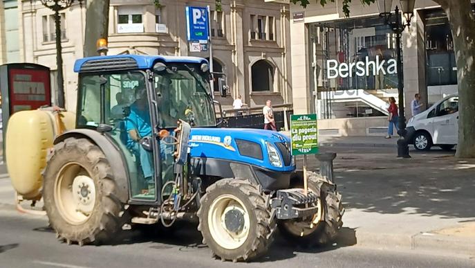 ⏯️ Un centenar de tractors es concentren a Lleida per exigir solucions davant la sequera